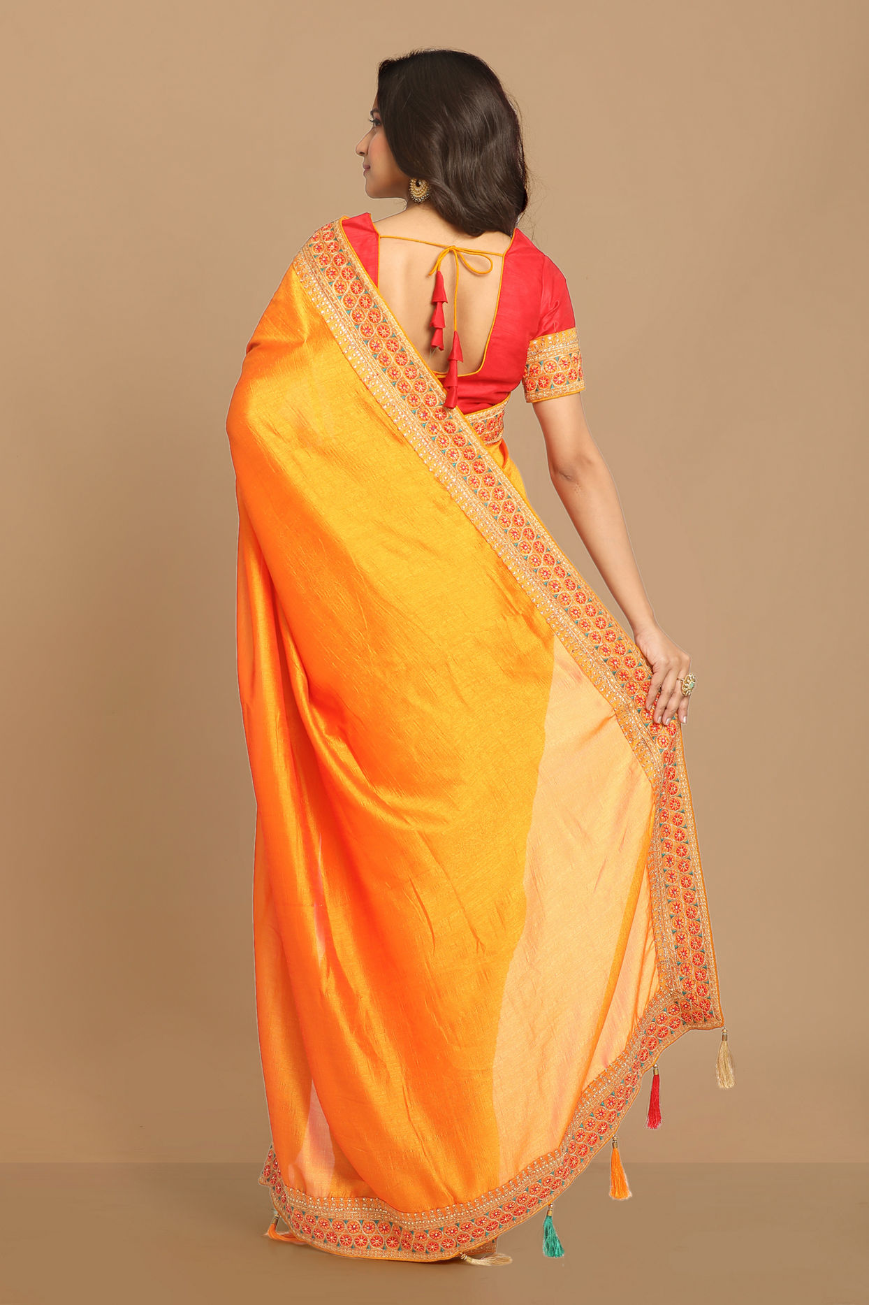 alt message - Mohey Women Mustard Yellow Embroidered Saree image number 3